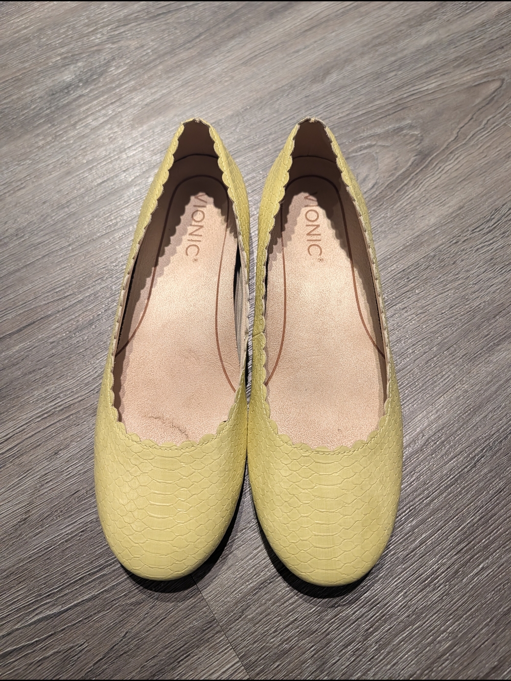 Vionic Women’s Yellow Scalloped Ballet Flats
